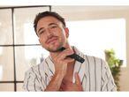 Uomo che si rade il collo con un Tagliacapelli-regolabarba