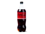 Een fles cola zero sugar met de tekst 'MAAKT MAALTIJDEN LEKKERDER' op een zwarte achtergrond.