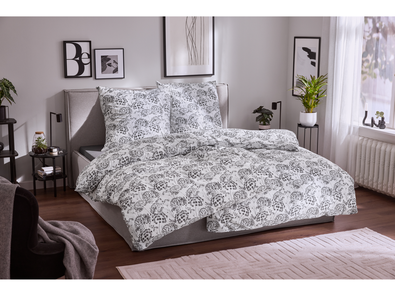 Спалня с Livarno завивки на цветя, нощни шкафчета и декорации.