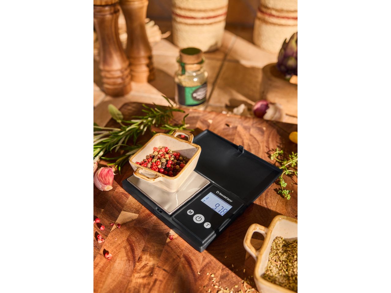 Una bilancia da cucina digitale mostra il peso di un piccolo contenitore di cibo.