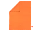 Toalha de microfibra CRIVIT laranja dobrada com etiqueta da marca.