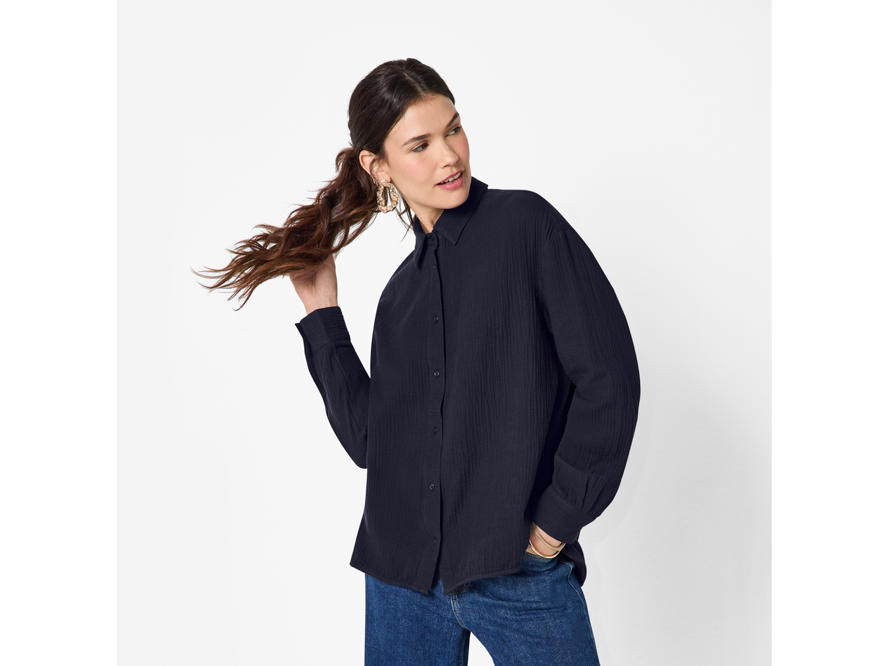 ESMARA ženska košulja od muslina u tamnoplavoj boji, kombinirana s trapericama