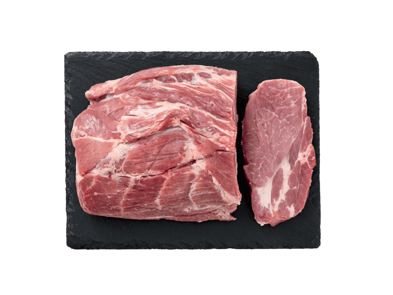 Jēla cūkgaļas pleca daļa un steiks uz melna griešanas dēļa.