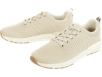 Ett par beige stickade sneakers.