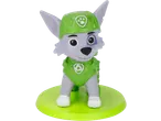 Figura de cão cinzento com capacete e colete verdes, numa base verde.