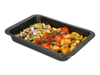 Assadeira SILVERCREST com vegetais assados: batatas, tomates, cebolas, curgetes e ervas aromáticas.