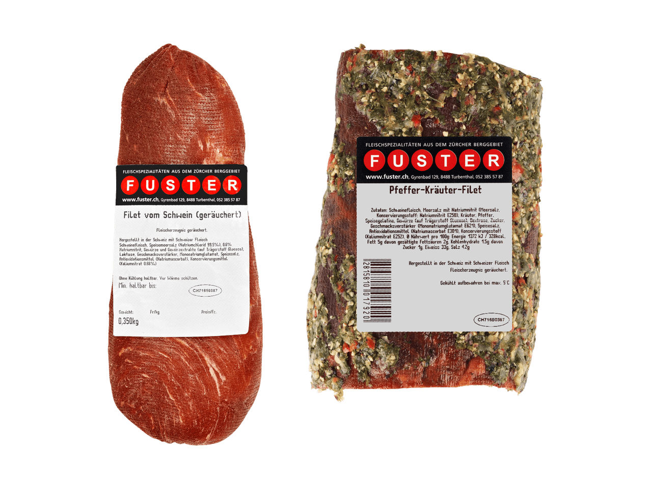 Deux ardoises avec du bœuf assaisonné, tranché et entier, garni d'herbes et d'épices.
