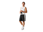 Bărbat cu tricou alb sportiv și pantaloni scurți negri ținând o sticlă cu apă.