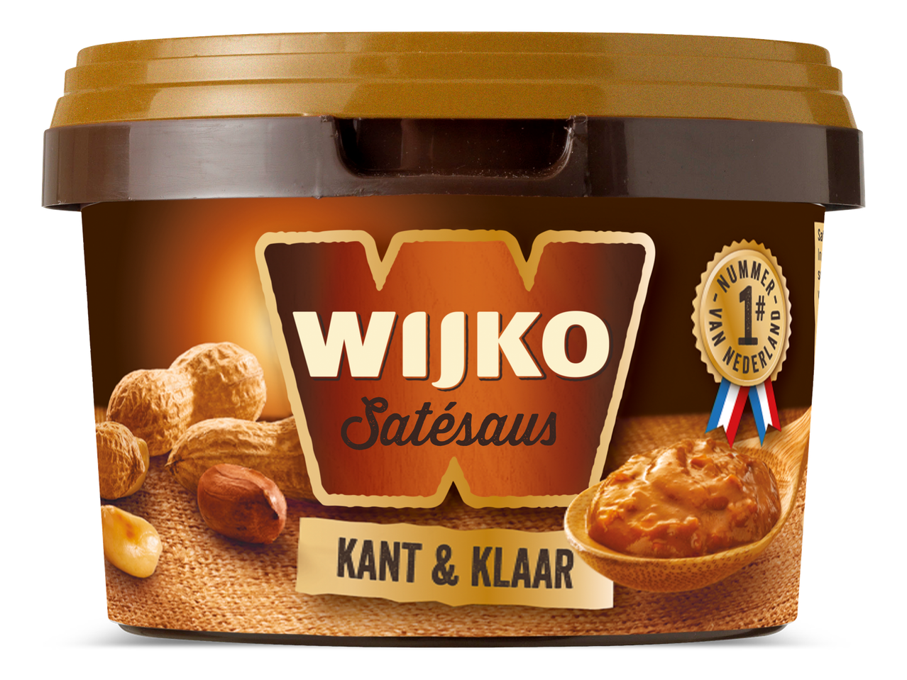 Kant-en-klare satésaus in een bruine pot met pinda's en een lepel saus.