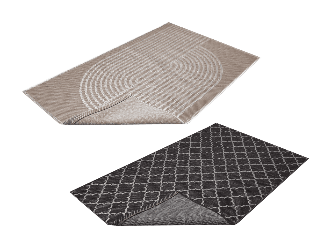 Deux tapis : un beige à rayures et un noir à motif géométrique.