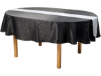 LIVARNO home laudlinade komplekt musta laudlina ja valge lauajooksjaga puidust laual.