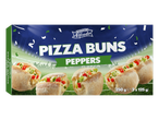 Boîte de pizza buns aux poivrons, avec un fond de stade de football.