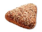 Et trekantet brød med sesamfrø og hørfrø på toppen.