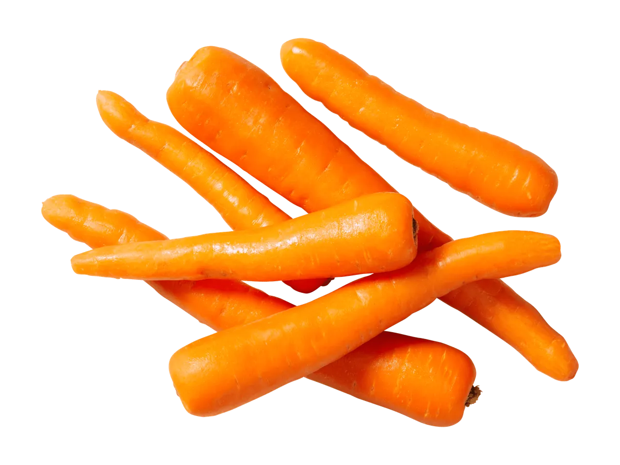 Kasa oransseja porkkanoita mustalla taustalla.