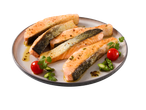 Filetes de salmão fritos com pele, tomate cereja e espargos num prato.