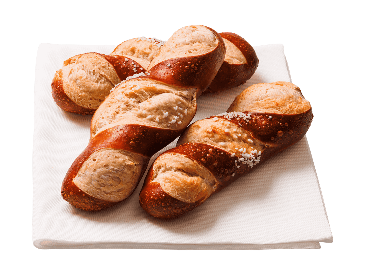 Trois bretzels salés sur une serviette blanche.
