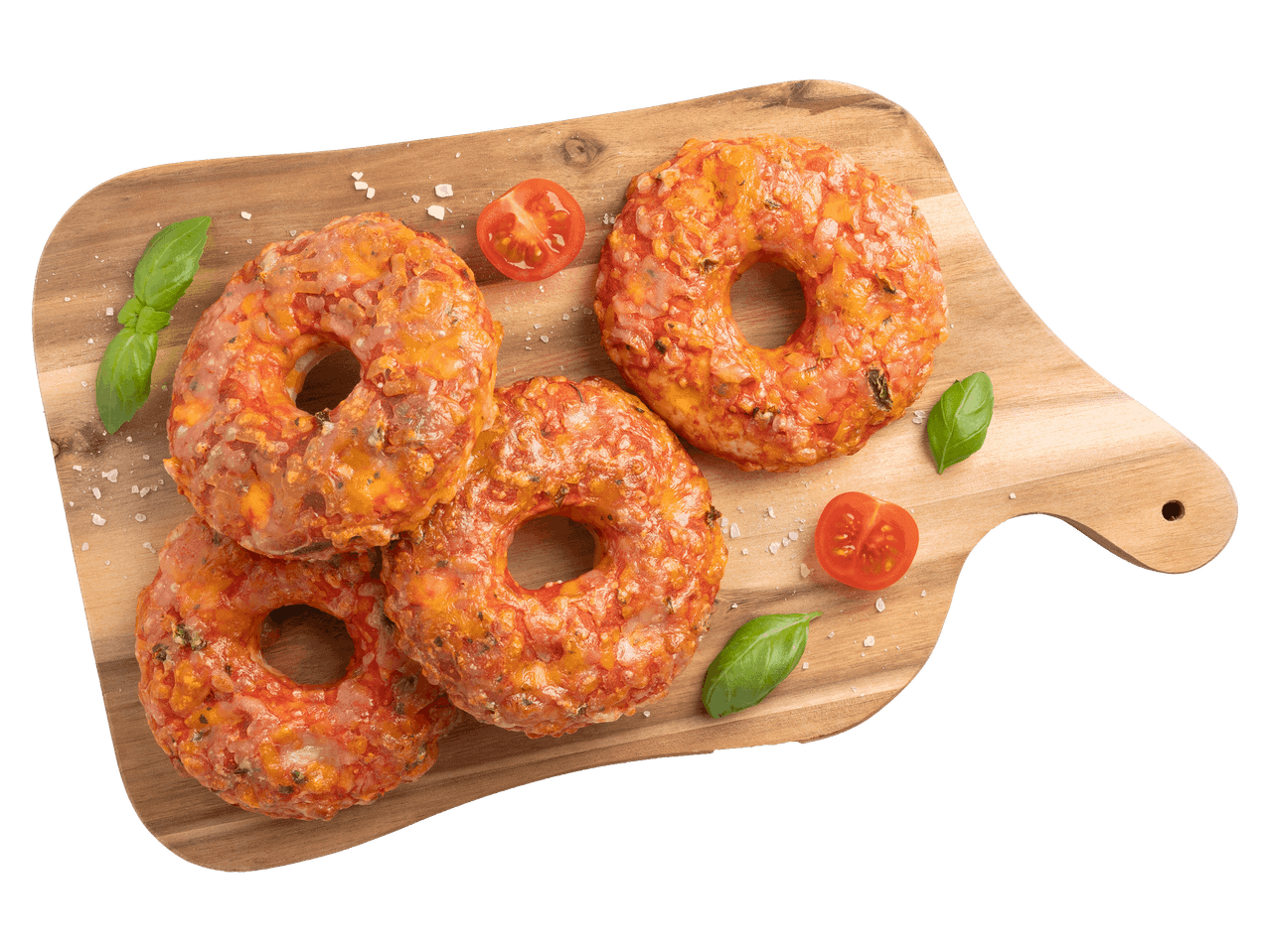 Négy darab pizzás bagel vágódeszkán tálalva, paradicsommal és bazsalikommal díszítve.