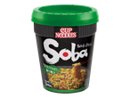 Instant noedels in een zwarte beker met groene deksel, teriyaki wokstijl, klaar in 3 minuten.