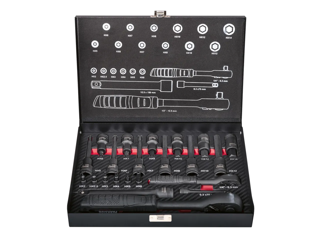 Fekete szerszámkészlet racsnis kulcsokkal, hosszabbítókkal és bitfejekkel, nyitott állapotban.