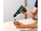 Mulher a usar uma aparafusadora para reparar um carro em miniatura.