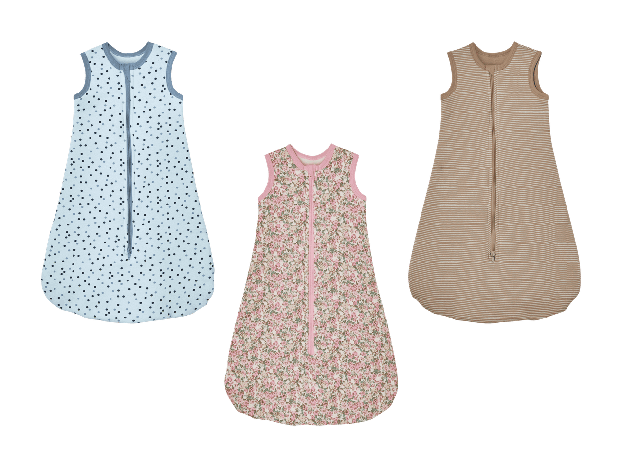 Drei Babyschlafsäcke: blau gepunktet, rosa geblümt und beige gestreift.