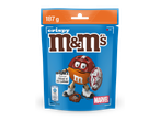 Een blauwe zak met knapperige chocoladesnoepjes, met een oranje snoepje verkleed als Red Guardian.