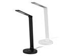 Zwei moderne LED-Schreibtischlampen, eine schwarze und eine weiße, mit kabelloser Ladefunktion.