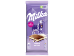 Barre de chocolat au lait avec un fourrage crémeux, emballage violet avec une vache et des montagnes.