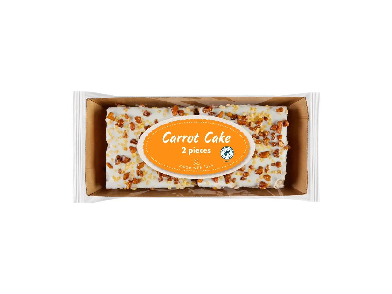 Twee stukken worteltaart met witte glazuur en noten in een doorzichtige verpakking.
