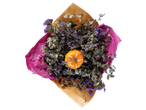 Flores e uma pequena abóbora embrulhadas em papel pardo e rosa.