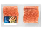 Kaks pakendatud lõhefileed nahaga, igaüks kaaluga 1000 g (8x125 g).