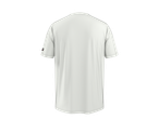 Parte de trás de uma t-shirt branca de manga curta com uma pequena etiqueta preta na manga esquerda.