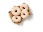 Vier roze donuts met spikkels in een houten bakje.
