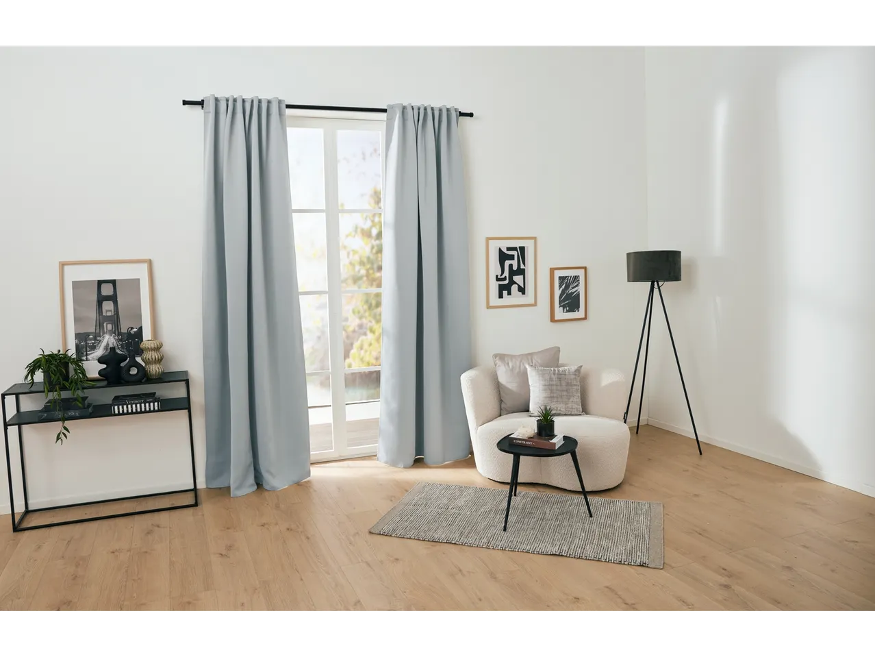 Set de perdele LIVARNO home într-o cameră de zi luminoasă, cu mobilier modern.