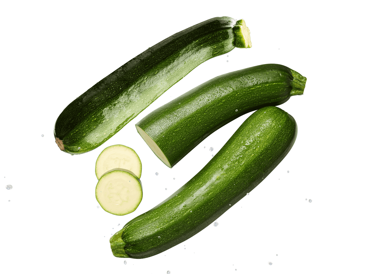 Tuoreita kesäkurpitsoja ja viipaleita mustalla taustalla vesipisaroiden kera.
