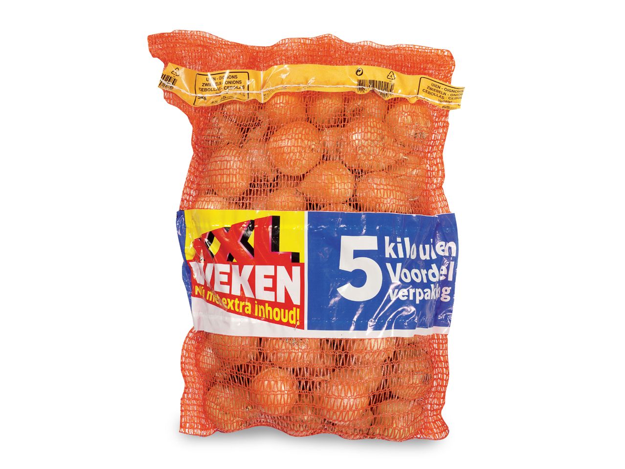Een oranje net met uien, met een blauw en geel etiket waarop '5 kilo' en 'XXL Weken' staat.