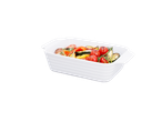 Vas alb de cuptor cu legume coapte: roșii cherry, dovlecei, ardei și ceapă.
