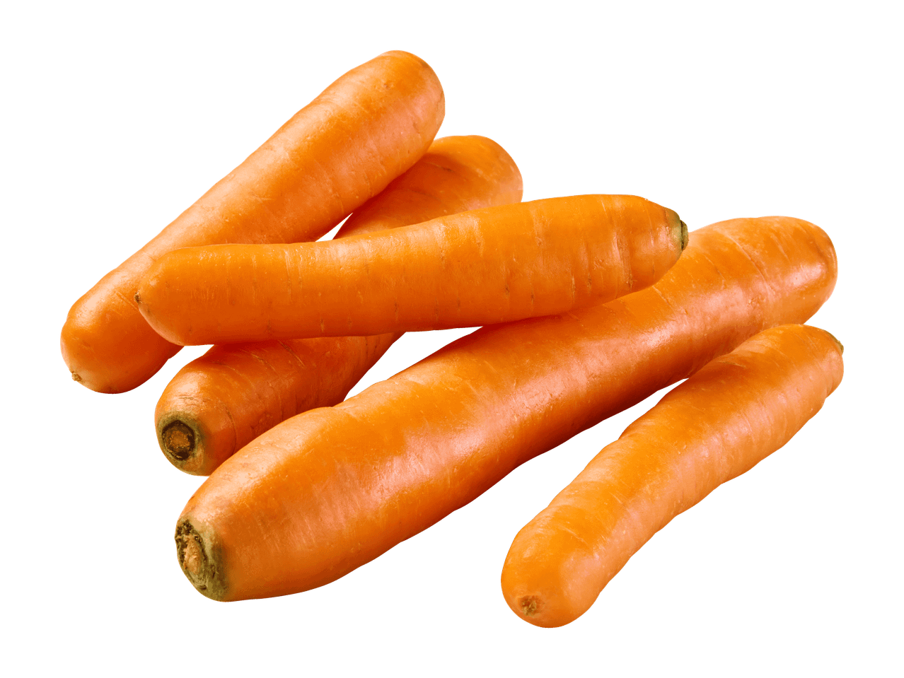 Kasa tuoreita, oransseja porkkanoita mustalla taustalla.