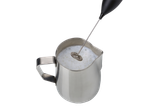 Espumador de leite SILVERCREST® num jarro de leite de aço inoxidável.