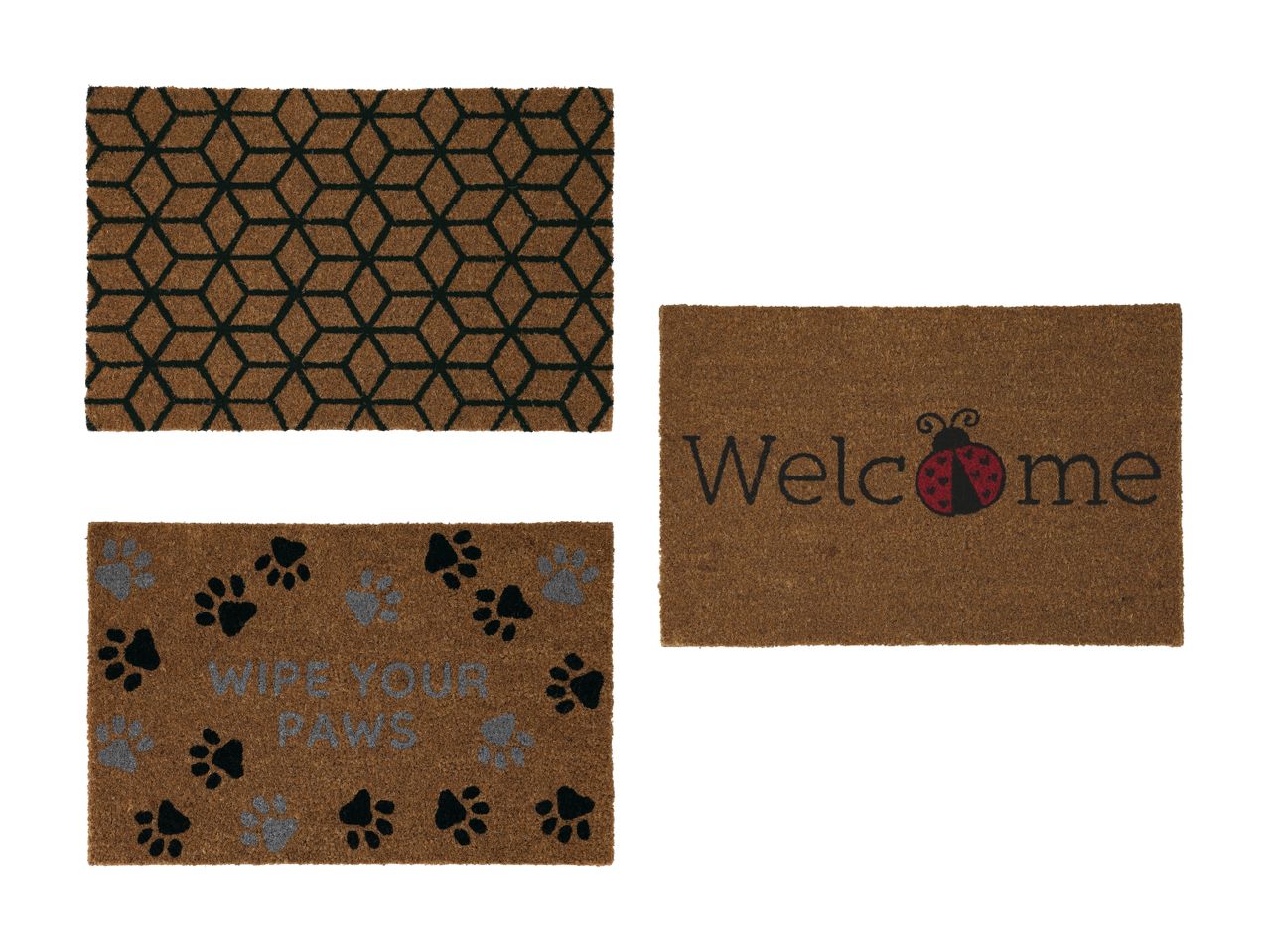 Tre kokosmåtter: en med et geometrisk mønster, en med teksten 'Welcome' og en mariehøne, og en med potespor og teksten 'Wipe Your Paws'.