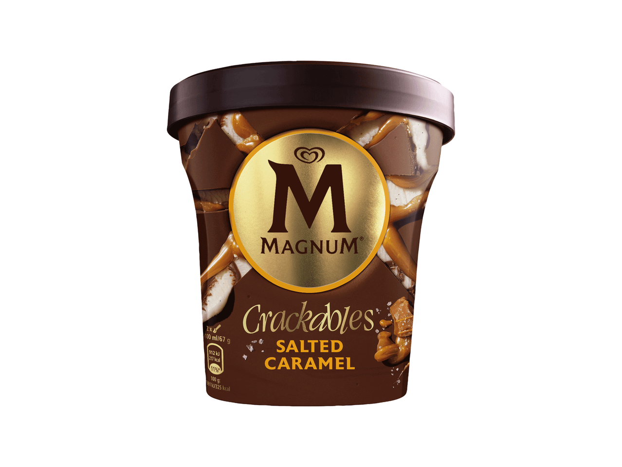 Um pote de gelado de caramelo salgado com pedaços de chocolate e caramelo.