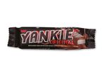 Chokoladebar med blød karamel og mælkechokolade, mørk indpakning med rød og hvid tekst.