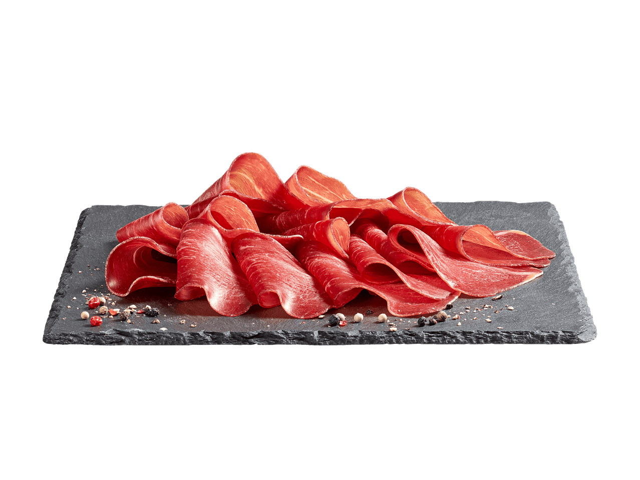 Scheiben von Trockenfleisch auf einem Schieferbrett mit Pfefferkörnern.