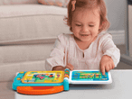 Ein Kleinkind spielt mit einem VTech-Lernbuch.