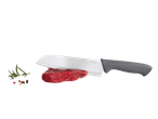 Uma faca SilverCrest com lâmina branca e cabo cinza corta um pedaço de carne.