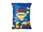 Pose med bølgede chips med havsalt, kartofler og en skål salt.