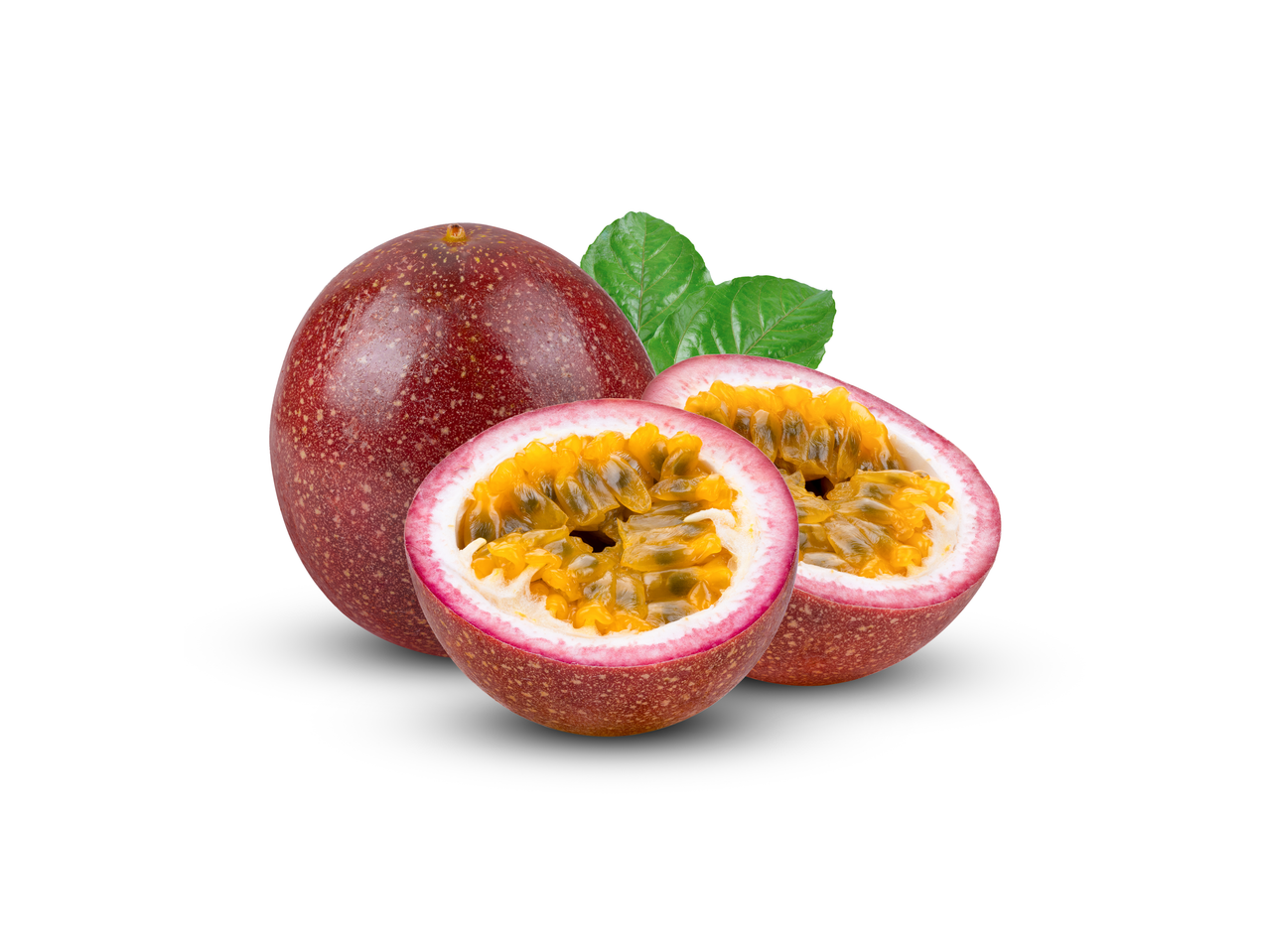 Fructe de maracuja întregi și tăiate, cu frunze verzi.