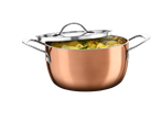 Медна тенджера с капак, пълна с ястие с картофи
