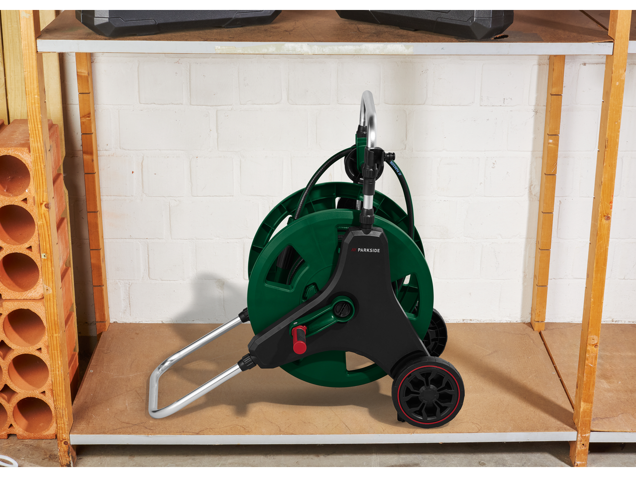 PARKSIDE kolica za crijevo na polici u skladištu