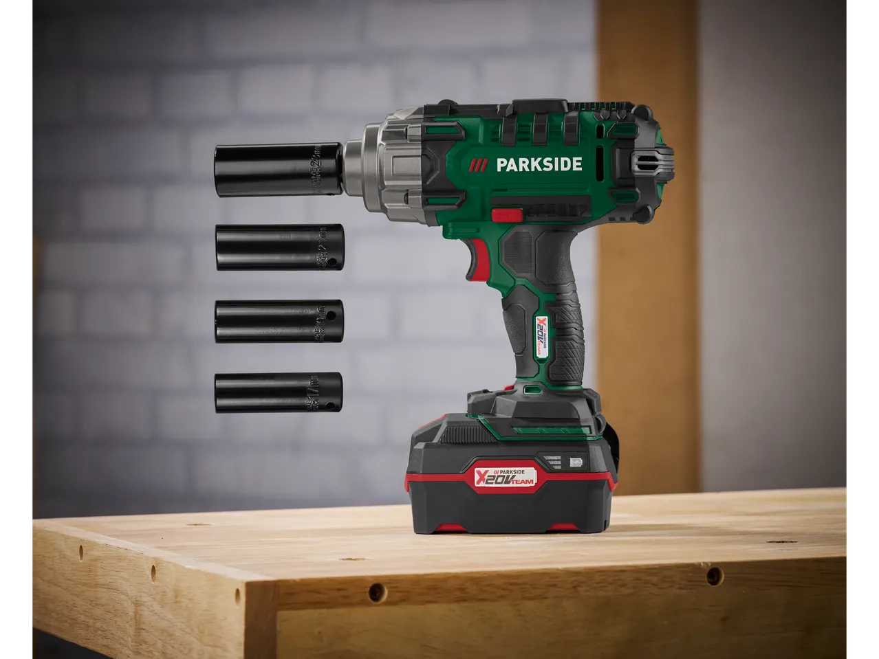 Mașină de înșurubat cu impact Parkside® cu acumulator și set de chei tubulare.